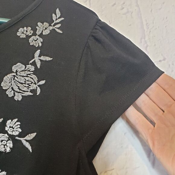 ALYA Cap Sleeve Popover Floral Embroidered Dress - Picture 5 of 9